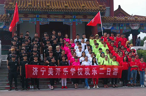 在濟寧學(xué)服裝設(shè)計專業(yè)選哪個學(xué)校？   