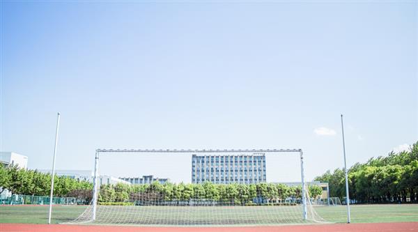 山東化工學(xué)校有哪些專業(yè)？近期有很多學(xué)生家長前來報(bào)名咨詢小編，想要了解山東化工學(xué)校專業(yè)設(shè)置情況，為報(bào)考做好充分準(zhǔn)備。那么山東化工學(xué)校到底開設(shè)了那些專業(yè)呢？相信你已經(jīng)迫不及待地想要了解了吧！今天小編就為大家介紹一下山東化工學(xué)校專業(yè)情況了！     山東化工學(xué)校專業(yè)設(shè)置情況以及所獲證書  專業(yè)方向：石油煉制 ※所獲職業(yè)資格證書：化工總控工（高級工、技師）　燃料油生產(chǎn)工（高級工、技師）  專業(yè)方向：化工工藝 ※所獲職業(yè)資格證書：化工總控工（高級工、技師）  專業(yè)方向：精細(xì)化工 ※培養(yǎng)目標(biāo)及就業(yè)方向：掌握有機(jī)化工產(chǎn)品合成基礎(chǔ)知識，具備生產(chǎn)裝置運(yùn)行與控制、現(xiàn)場技術(shù)管理的職業(yè)技能，在醫(yī)藥、農(nóng)藥、染料、涂料等領(lǐng)域從事生產(chǎn)工藝操作及控制、產(chǎn)品質(zhì)量監(jiān)控、精細(xì)化工產(chǎn)品研發(fā)等工作的高素質(zhì)技能型專門人才  專業(yè)方向：煤化工 ※所獲職業(yè)資格證書：化工總控工（高級工、技師）  專業(yè)方向：化學(xué)制藥 ※所獲職業(yè)資格證書：化工總控工（高級工、技師）  專業(yè)方向：化工機(jī)械維修 ※所獲職業(yè)資格證書：化工檢修鉗工（高級工、技師）  專業(yè)方向：機(jī)電設(shè)備安裝與維修 ※所獲職業(yè)資格證書：維修電工（高級工、技師）  專業(yè)方向：工業(yè)機(jī)器人應(yīng)用與維護(hù) ※所獲職業(yè)資格證書：維修電工（高級工、技師）  專業(yè)方向：焊接機(jī)器人應(yīng)用與維護(hù) ※所獲職業(yè)資格證書：化工檢修焊工（高級工、技師）維修電工（高級工、技師）  專業(yè)方向：無人機(jī)操控技術(shù) ※所獲職業(yè)資格證書：民 用 無 人 駕 駛 航 空 器 系 統(tǒng) 駕 駛 員 合 格 證（AOPA）  專業(yè)方向：數(shù)控加工 ※所獲職業(yè)資格證書：數(shù)控車工（高級工、技師）  專業(yè)方向：化工儀表及自動化 ※所獲職業(yè)資格證書：化工儀表維修工（高級工、技師）  專業(yè)方向：電氣自動化設(shè)備安裝與維護(hù) ※所獲職業(yè)資格證書：維修電工（高級工、技師）  專業(yè)方向：計(jì)算機(jī)網(wǎng)絡(luò)應(yīng)用 ※所獲職業(yè)資格證書：計(jì)算機(jī)網(wǎng)絡(luò)管理員（高級工）、計(jì)算機(jī)網(wǎng)絡(luò)管理員(技師)  專業(yè)方向：工業(yè)分析與檢驗(yàn) ※所獲職業(yè)資格證書：化學(xué)檢驗(yàn)工（高級工、技師）  專業(yè)方向：計(jì)算機(jī)應(yīng)用與維修 ※所獲職業(yè)資格證書：電子計(jì)算機(jī)維修工（高級工）、電子計(jì)算機(jī)維修工（技師）  專業(yè)方向：市場營銷 ※所獲職業(yè)資格證書：營銷師（高級工）  專業(yè)方向：環(huán)境保護(hù)與檢測 ※所獲職業(yè)資格證書：化學(xué)檢驗(yàn)工（高級工、技師）  專業(yè)方向：工業(yè)自動化儀器儀表裝配與檢修 ※所獲職業(yè)資格證書：工 業(yè) 自 動 化 儀 器 儀 表 與 裝 置 裝 配 工 （ 高 級工）、工業(yè)自動化儀器儀表與裝置裝配工（技師）  專業(yè)方向：電子商務(wù) ※所獲職業(yè)資格證書：助理電子商務(wù)師、電子商務(wù)運(yùn)營專才認(rèn)證  專業(yè)方向：物流管理 ※所獲職業(yè)資格證書：助理物流師  專業(yè)方向：汽車檢測與維修 ※所獲職業(yè)資格證書：汽車修理工（高級工）  專業(yè)方向：汽車技術(shù)服務(wù)與營銷 ※所獲職業(yè)資格證書：汽車修理工（高級工）  專業(yè)方向：幼兒教育 所獲職業(yè)資格證書：國家三級（高級技能）職業(yè)資格證、普通話等級證書、函授學(xué)前教育專科學(xué)歷、幼兒教師資格證   看了山東化工學(xué)校專業(yè)設(shè)置情況，你都看清楚了嗎？有沒有你喜歡的專業(yè)呢？有就快來山東化工學(xué)校報(bào)名吧！