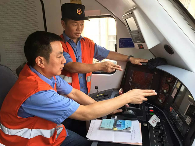西安市職工大學(xué)帶你了解火車司機(jī)日常工作！