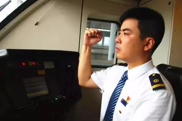 西安市職工大學(xué)帶你了解火車司機(jī)日常工作！