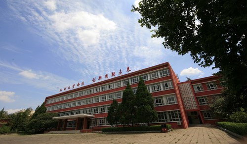 中國洛陽一拖技師學(xué)院現(xiàn)在還能報(bào)名嗎？