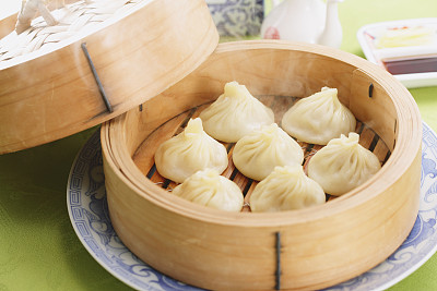 想學(xué)面點(diǎn)制作嗎？來(lái)保定玉蘭香廚師學(xué)校吧！