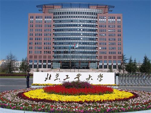 工業(yè)機(jī)器人學(xué)校選哪里？