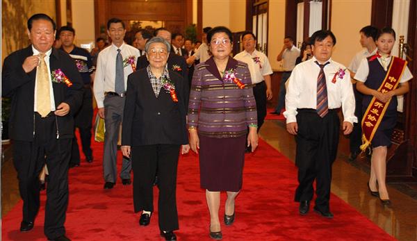 全國政協(xié)副主席錢正英（左一）、十五屆中央委員顧秀蓮（左三）、國務(wù)院扶貧主任，政協(xié)常委胡富國（左一）、北方汽車專修學(xué)校曹振峰董事長（右一）在人民大會堂共同出席北方學(xué)校七千萬扶貧工程